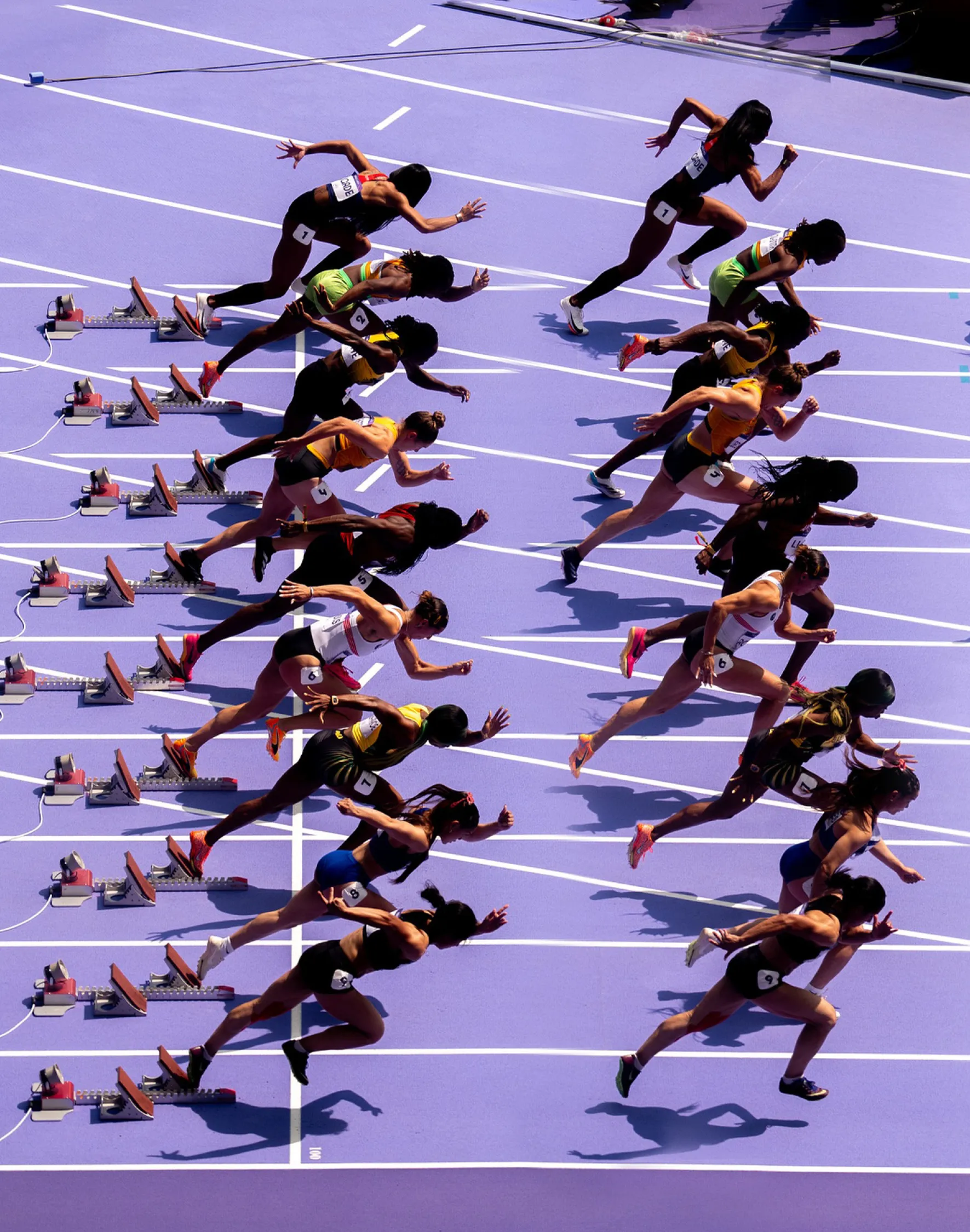 尊龙凯时-势不可挡！运动员们在赛场上展现出超凡的气质(运动员们在赛场上表现如何?场外观众在干什么?)