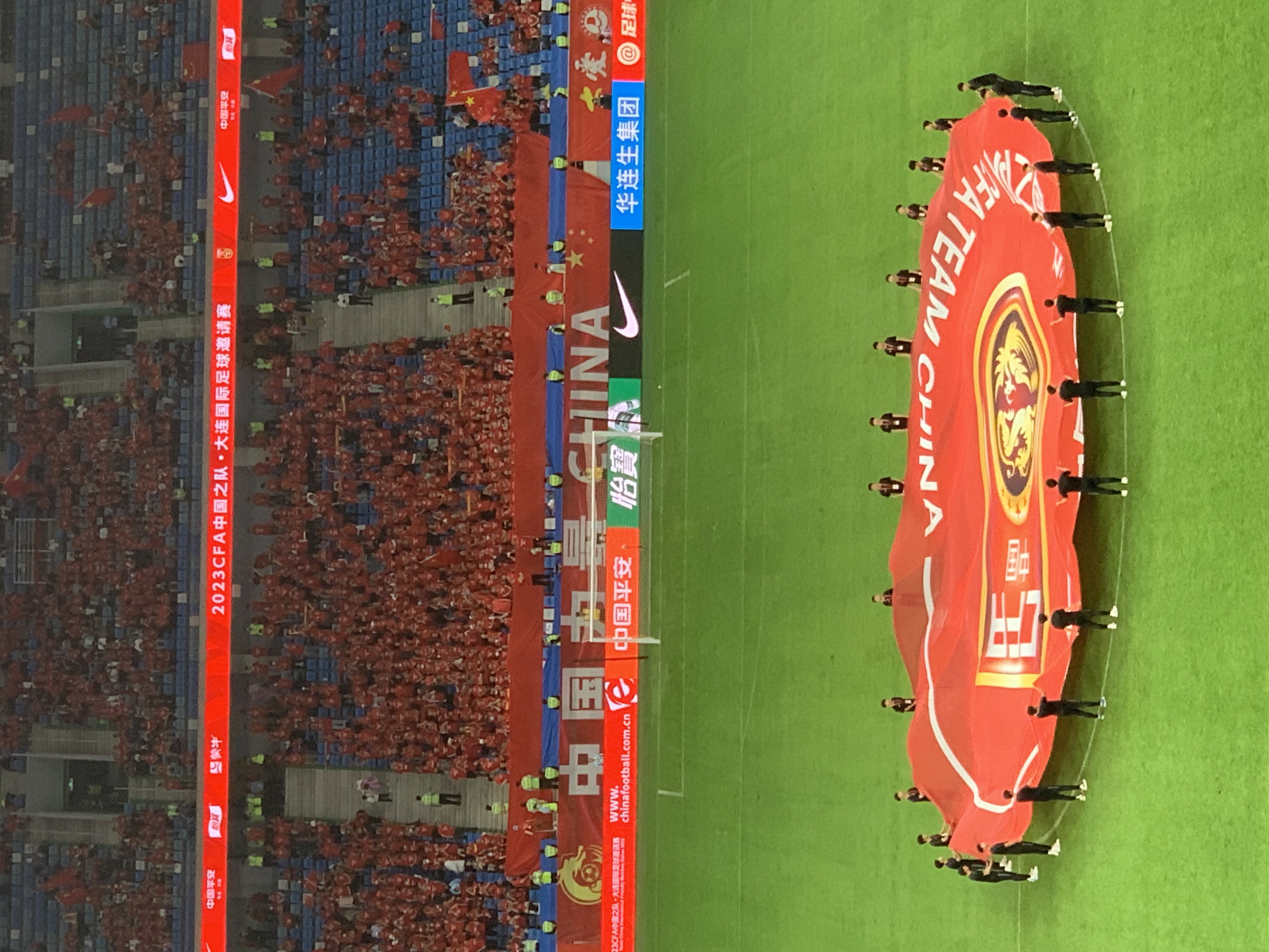 尊龙凯时-四面八方的球迷聚集在足球比赛现场